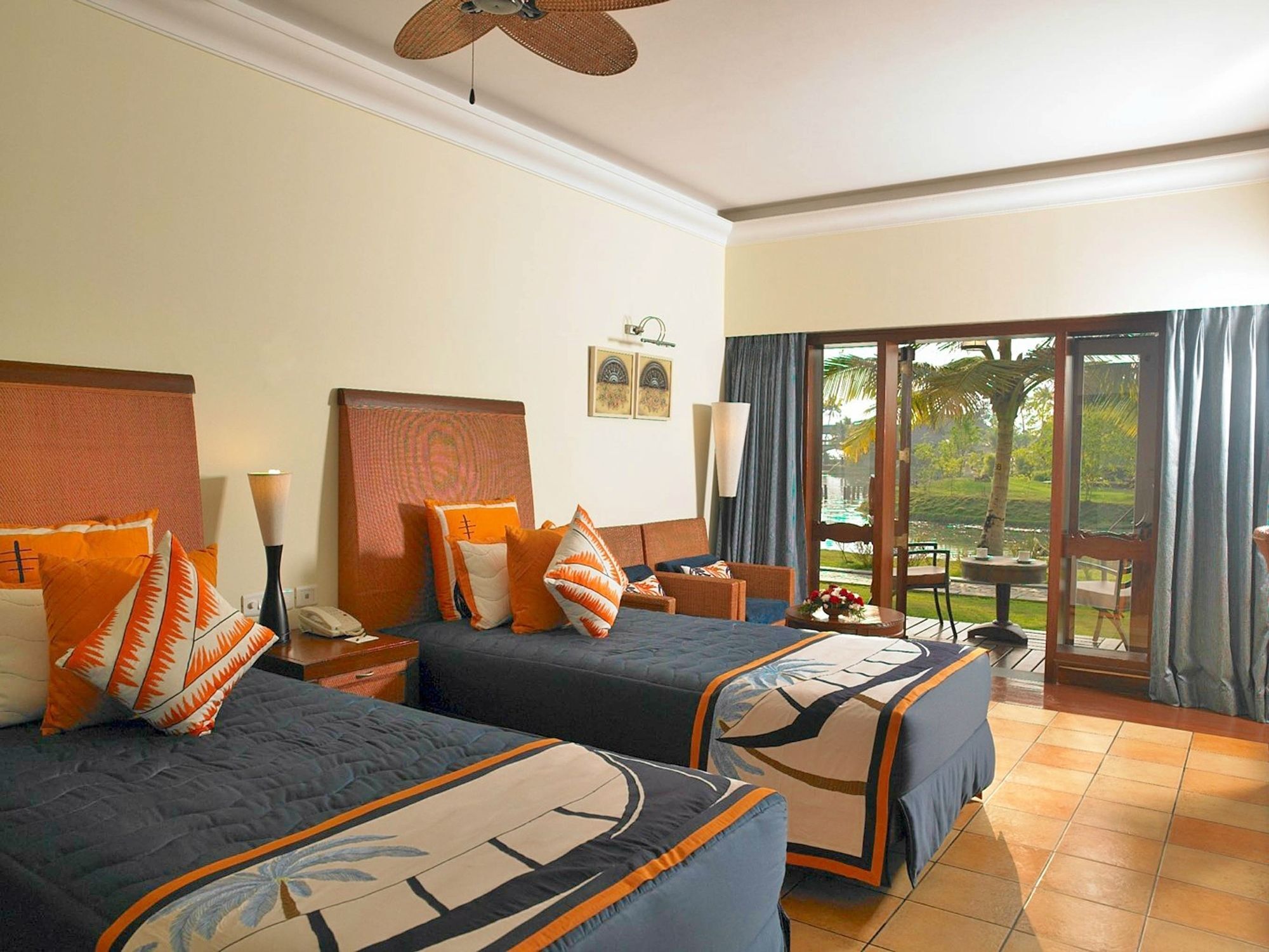 เดอะ ซูรี กุมารกม - เกราลา รีสอร์ต แอนด์ สปา Hotel คุมาราคม ภายนอก รูปภาพ